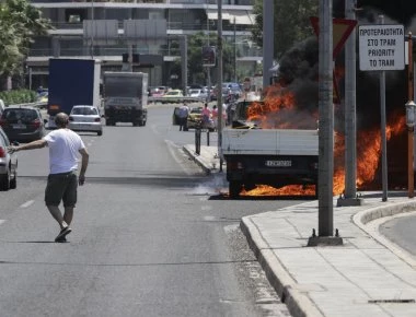 Άλιμος: Φορτηγό πήρε φωτιά πάνω στην παραλιακή! (φωτό)